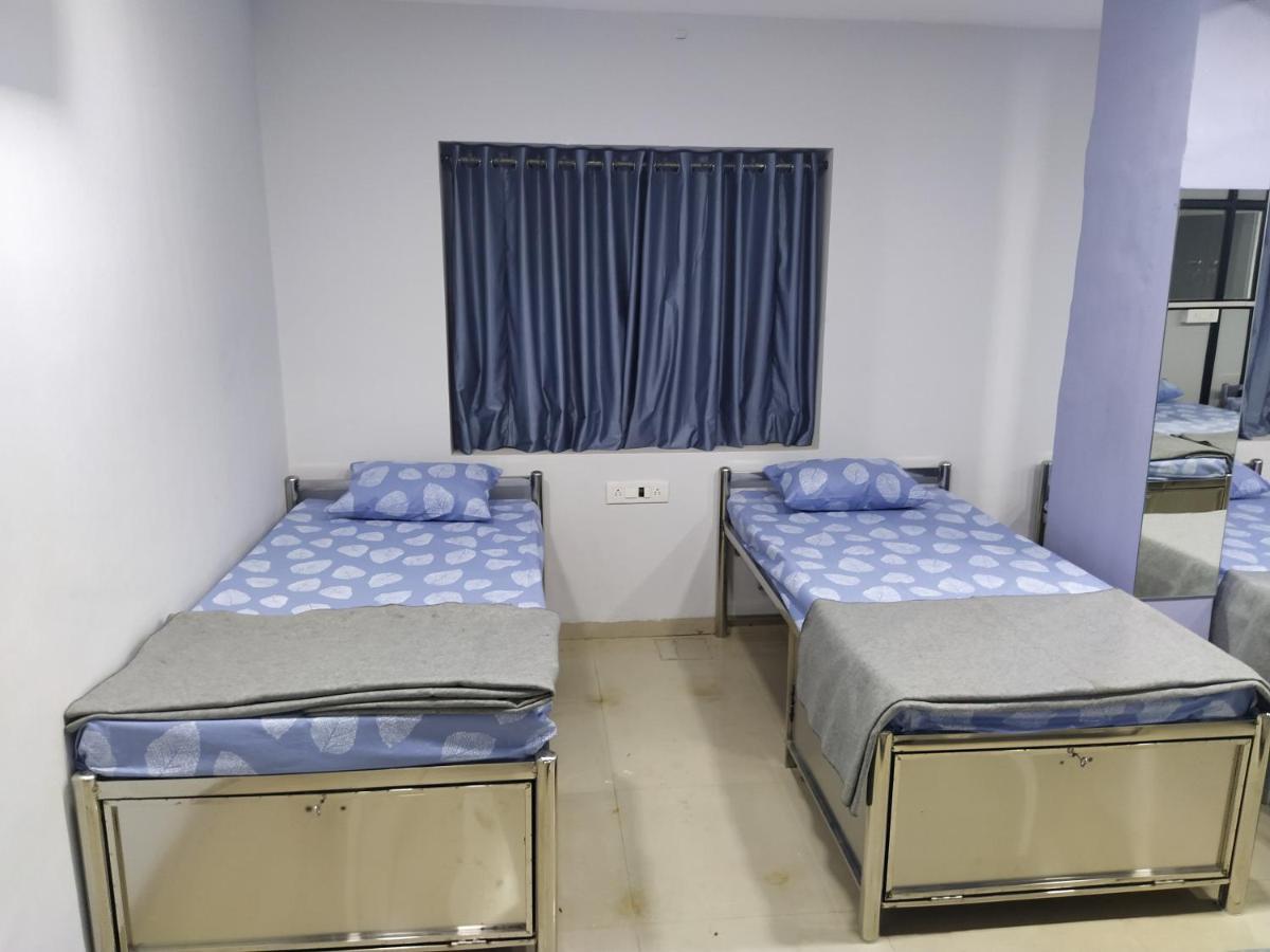 Shiv Sai Dormitory Vadodara Bagian luar foto