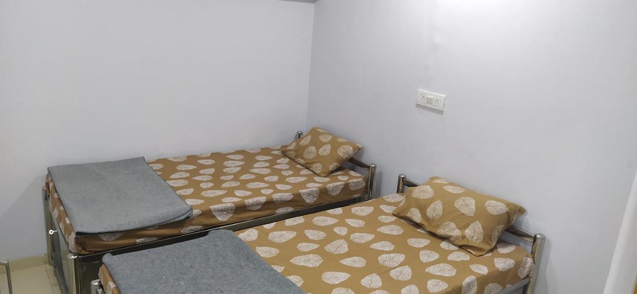 Shiv Sai Dormitory Vadodara Bagian luar foto
