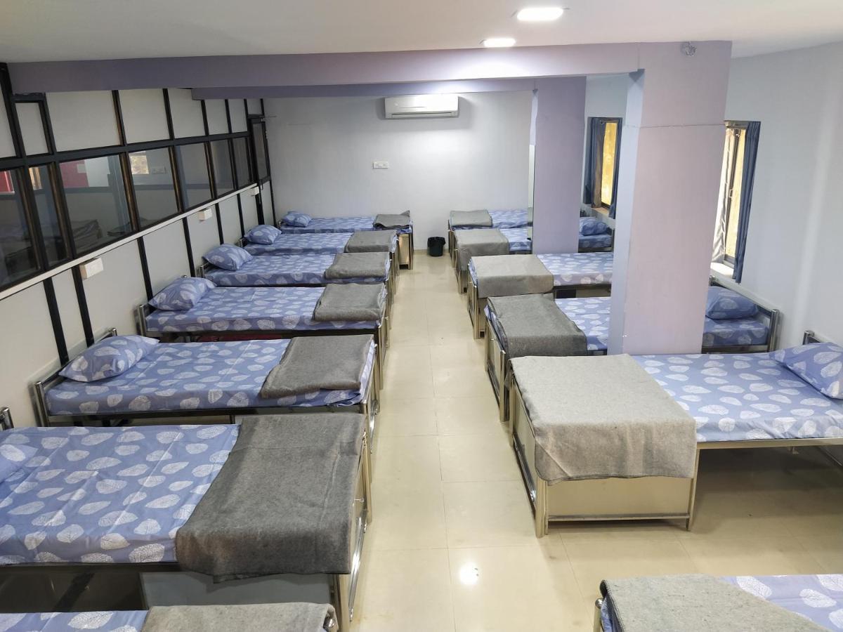 Shiv Sai Dormitory Vadodara Bagian luar foto