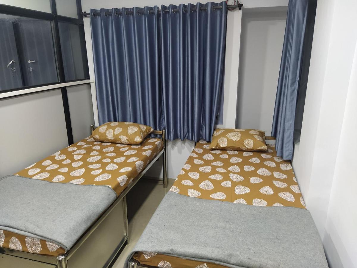 Shiv Sai Dormitory Vadodara Bagian luar foto